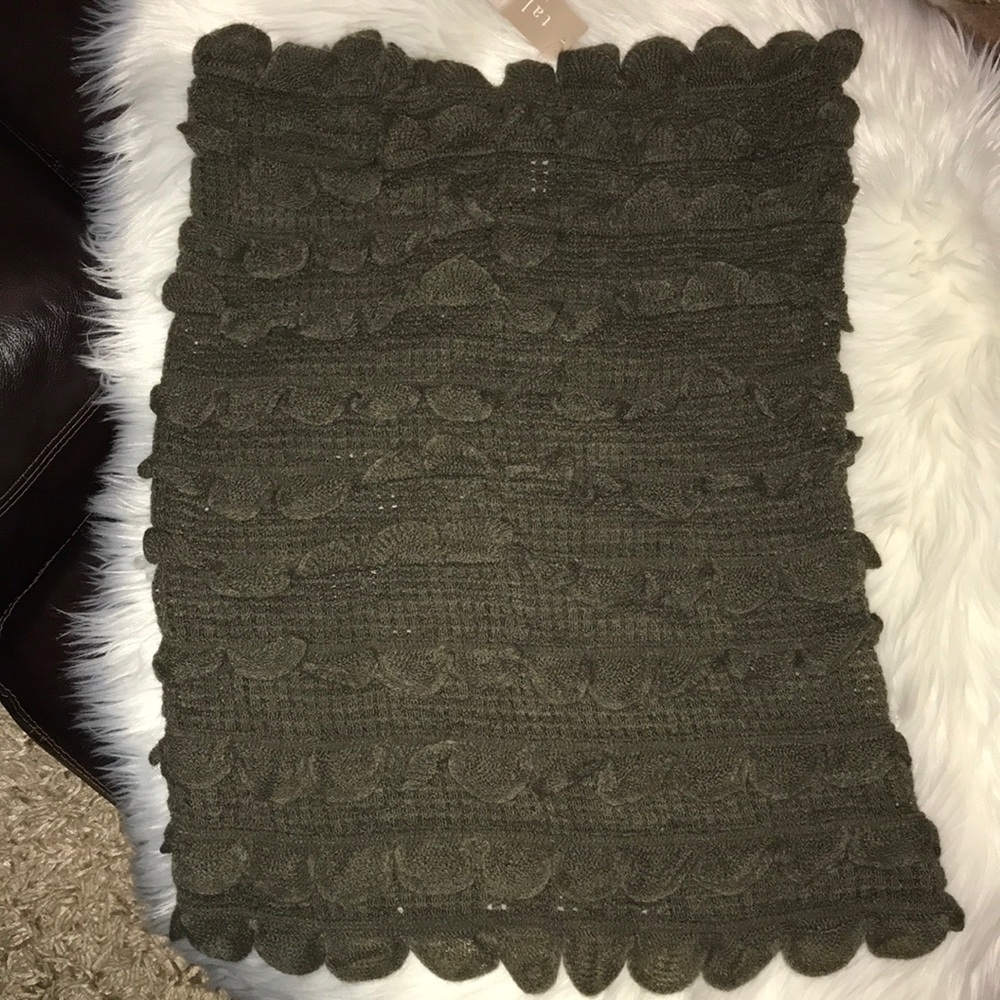 NWT Taleen Oversized Ruffle Infinity Scarf Olive - Picture 3 of 7